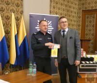 Zastępca Prezydenta Miasta Opola Przemysław Zych przekazuje Komendantowi Miejskiemu policji w Opolu zakupione z budżetu miasta alkotestery i narkotesty