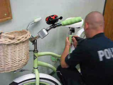 Zdjęcie poglądowe - policjant znakuje rower
