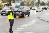 Policjanci na drodze dbają o bezpieczeństwo podróżujących