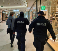 Policjanci kontrolują Centrum Handlowe