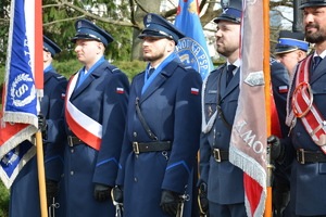 policjanci ze sztandaru stoją obok siebie