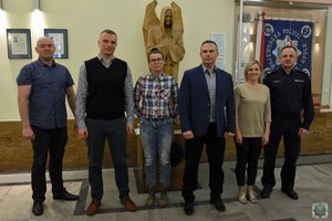 I zastępca komendanta KWP insp. Adam Tychowicz razem ze zwycięską drużyną KMP w Opolu