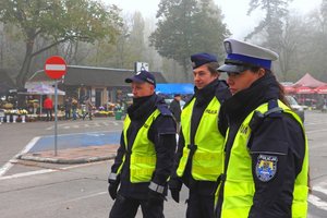policjanci zabezpieczający akcje Znicz