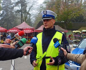 policjant rd opowiada mediom o bezpieczeństwie w trakcie akcji znicz
